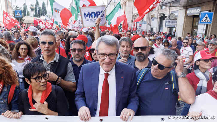 Corteo Cgil a Roma, Landini: “Il 20 novembre sciopero generale, no all’aumento delle spese militari”. In piazza anche Conte e Schlein: “Costruiamo insieme l’alternativa a Meloni”