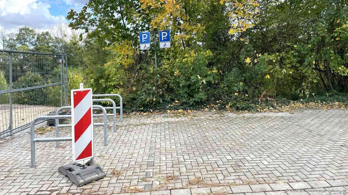 Fahrradbügel auf Behindertenparkplatz: Ärger am Braunschweiger Friedhof