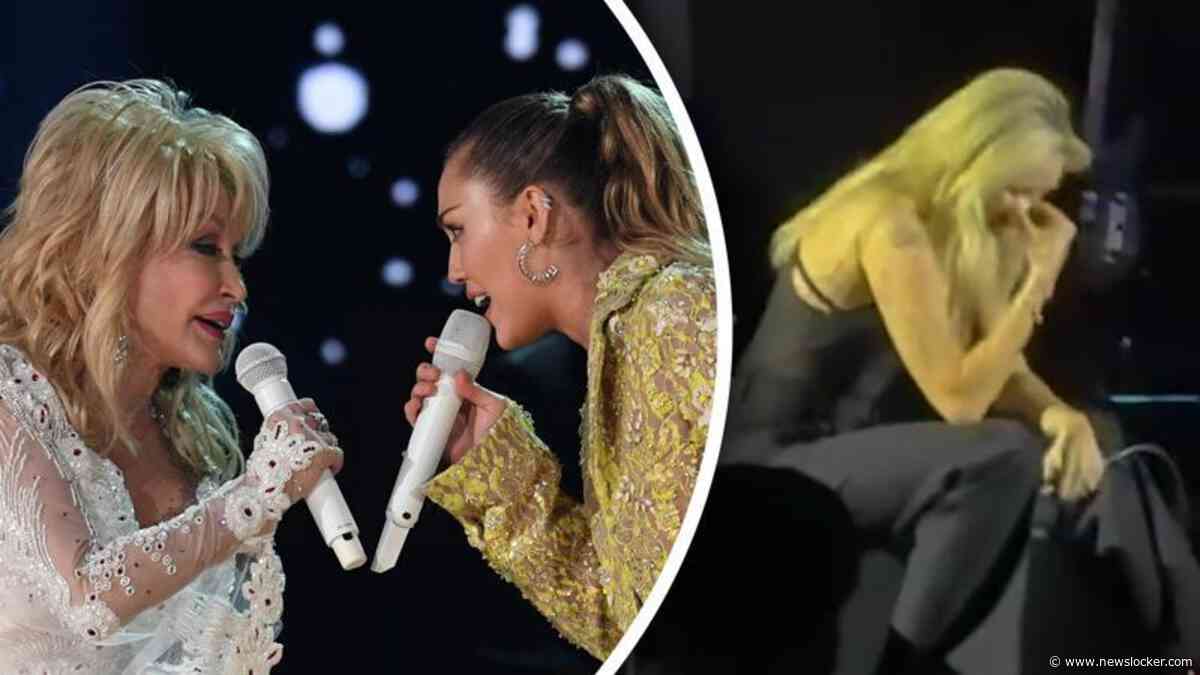 Miley Cyrus breekt tijdens ode aan Dolly Parton: ‘Ik mis haar’