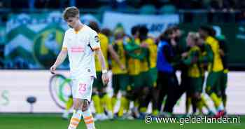Rode kaart Sven Mijnans komt PSV duur te staan: ADO stunt in slotseconde tegen landskampioen