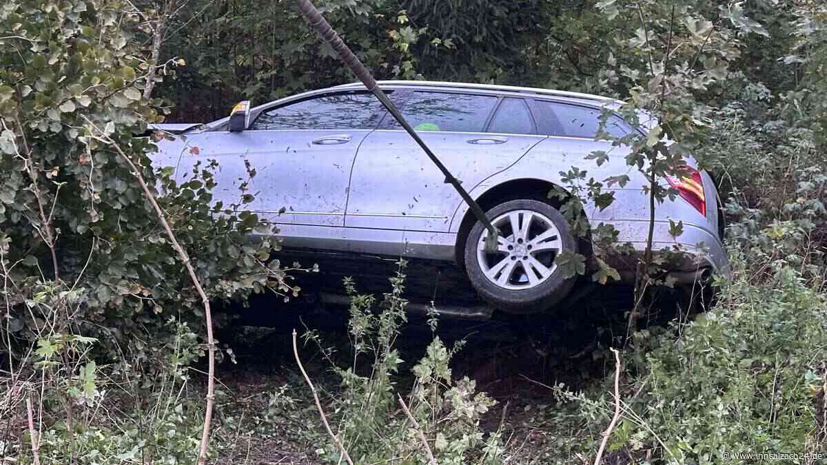 Mercedes-Fahrer kommt bei Haag von Straße ab und landet im Wald