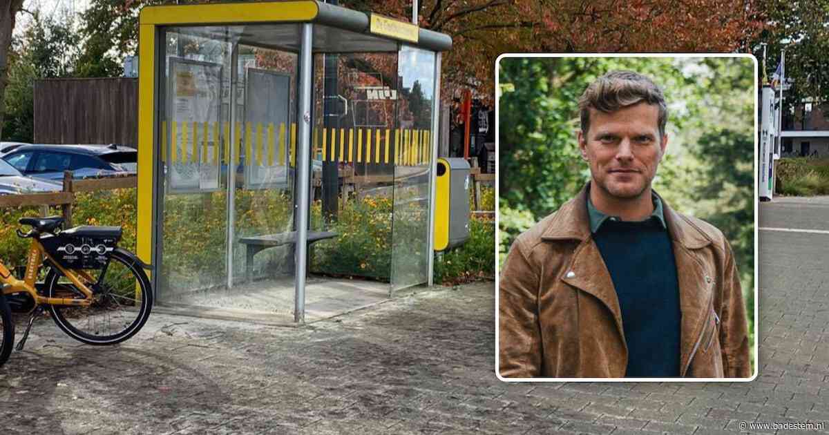 In dit dorpje vlak over de grens staat een gloednieuw bushokje, terwijl er al maanden geen bus meer rijdt