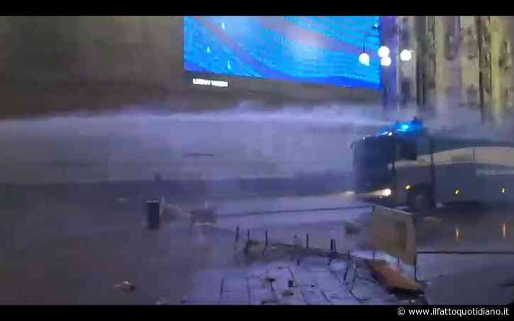 Scontri a Milano, la polizia usa il cannone ad acqua per disperdere i manifestanti in Duomo – Video