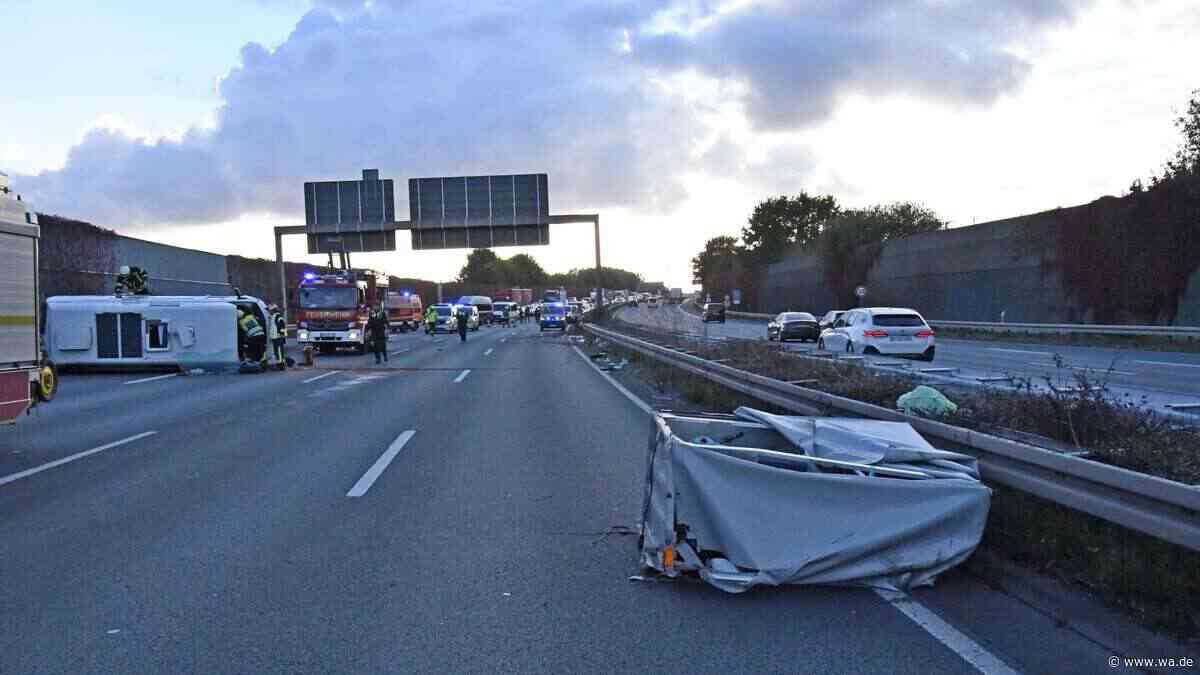 Unfall auf A2 mit Wohnmobil: Bilder zeigen das komplette Trümmerfeld