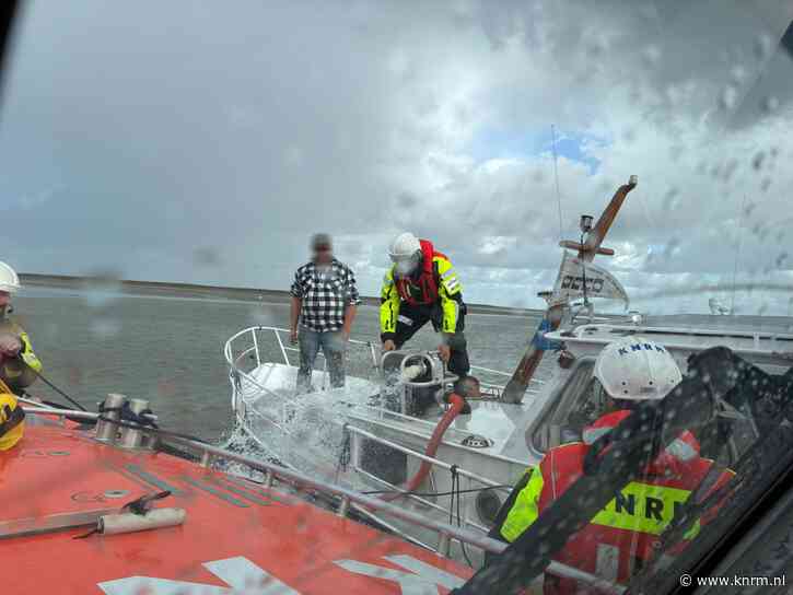 Motorjacht maakt water op Westerschelde