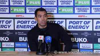 Van Bronckhorst trekt conclusie over veelbesproken moment: 'Hij fluit, toch?'