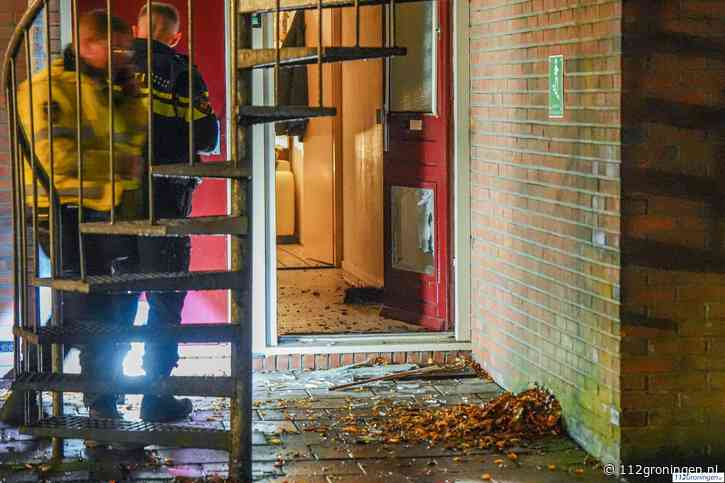 Explosie bij pand aan Heveapad in Hoogezand, raam zwaar beschadigd