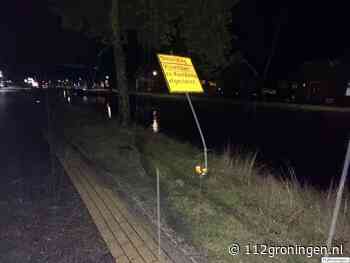 Auto botst tegen verkeersbord en boom in Oude Pekela