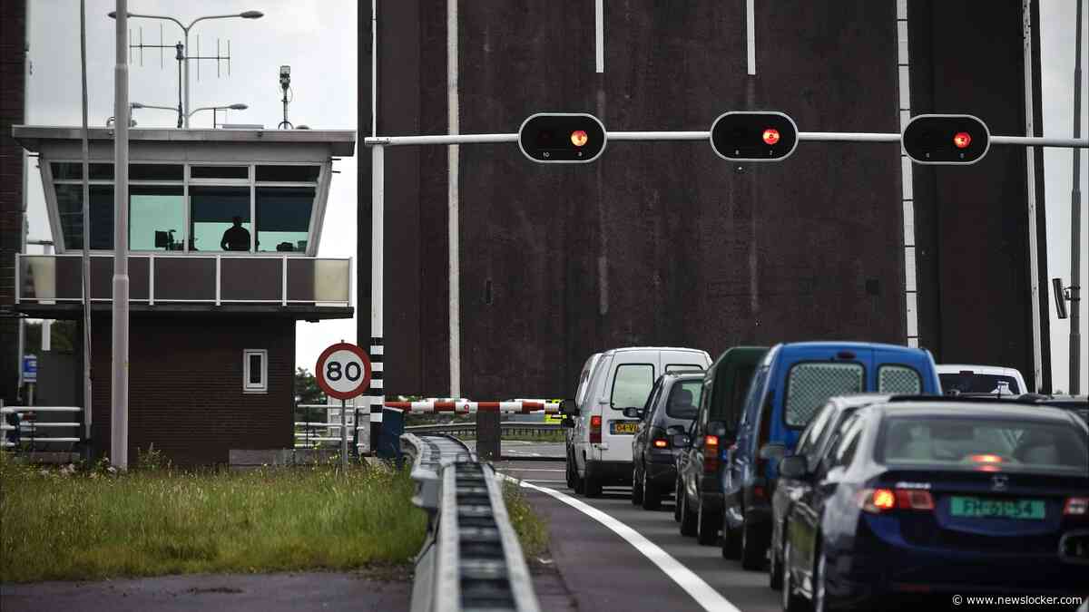 Overal wegwerkzaamheden en drukte door omleidingen, maar toch opent de brug voor één zeilbootje, hoe kan dat?