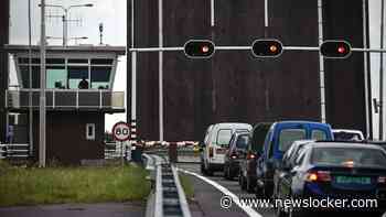 Overal wegwerkzaamheden en drukte door omleidingen, maar toch opent de brug voor één zeilbootje, hoe kan dat?
