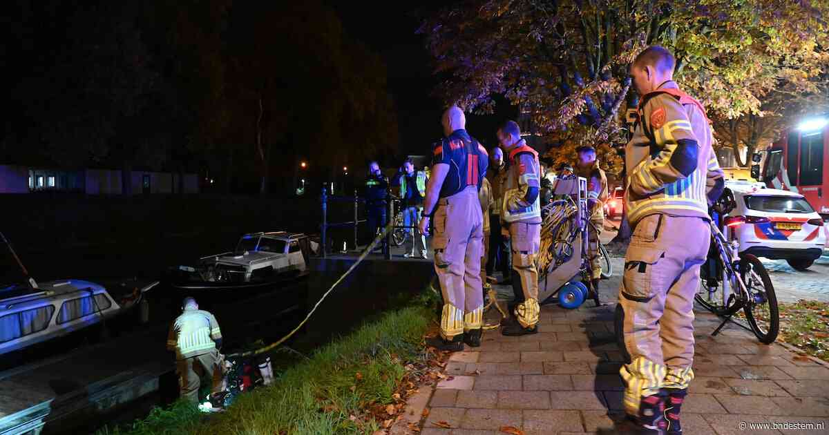 Man valt in water in Breda: na redding blijkt zijn vriend te ontbreken, brandweer start zoekactie