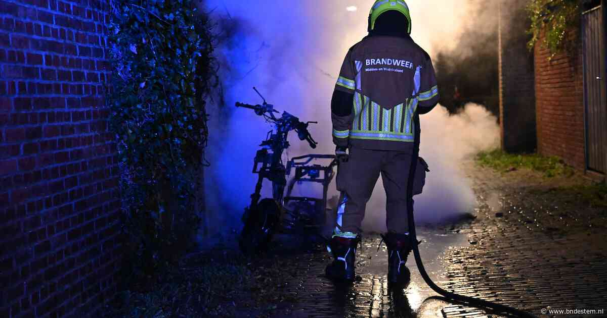Scooter vliegt in brand in Breda, buurtbewoner probeert nog te blussen