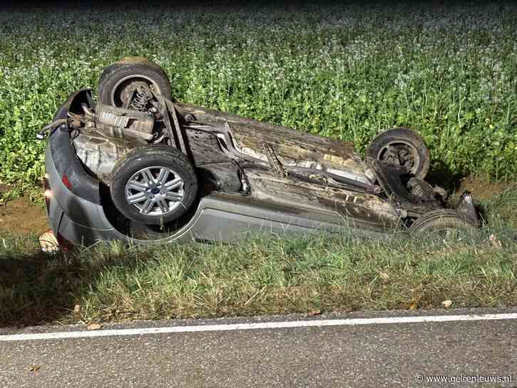 Auto belandt op kop in sloot, baby naar ziekenhuis