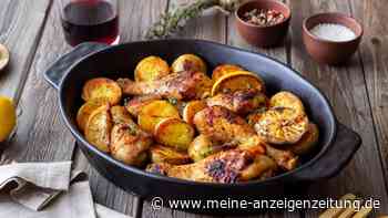 Saftiges Zitronenhähnchen aus dem Ofen mit Kartoffelspalten und Knoblauch