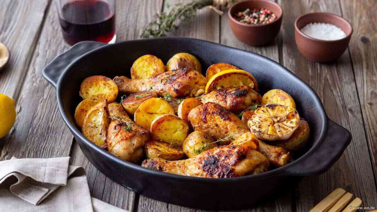 Saftiges Zitronenhähnchen aus dem Ofen mit Kartoffelspalten und Knoblauch