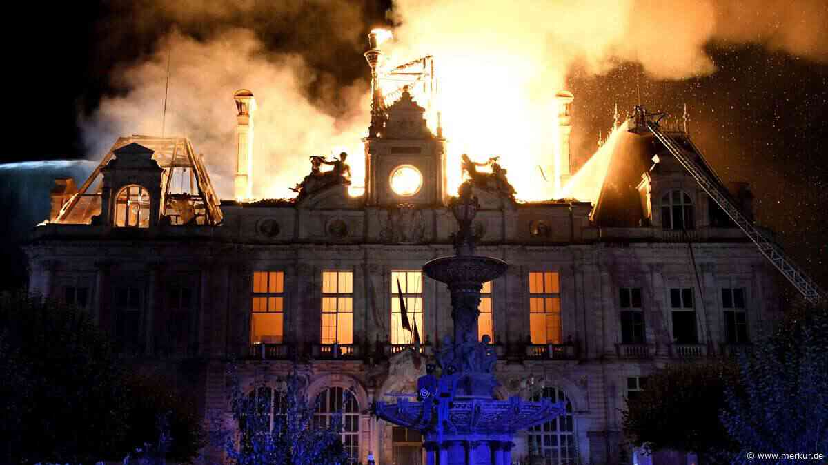 Gewalt bei Großprotesten in Frankreich: Historisches Rathaus brennt nieder – „Entsetzliches Ausmaß“