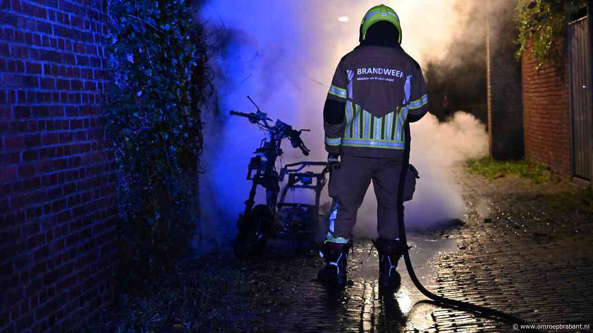 Buurtbewoner ziet scooter in brand staan en pakt zelf de tuinslang