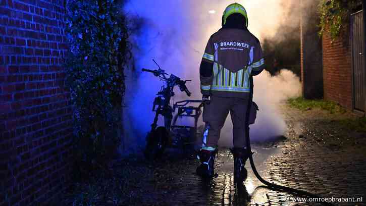 Buurtbewoner ziet scooter in brand staan en pakt zelf de tuinslang