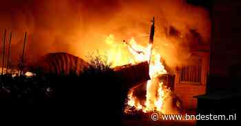 Chalet op Camping Heidelust in Molenschot volledig uitgebrand, naastgelegen chalet net gered
