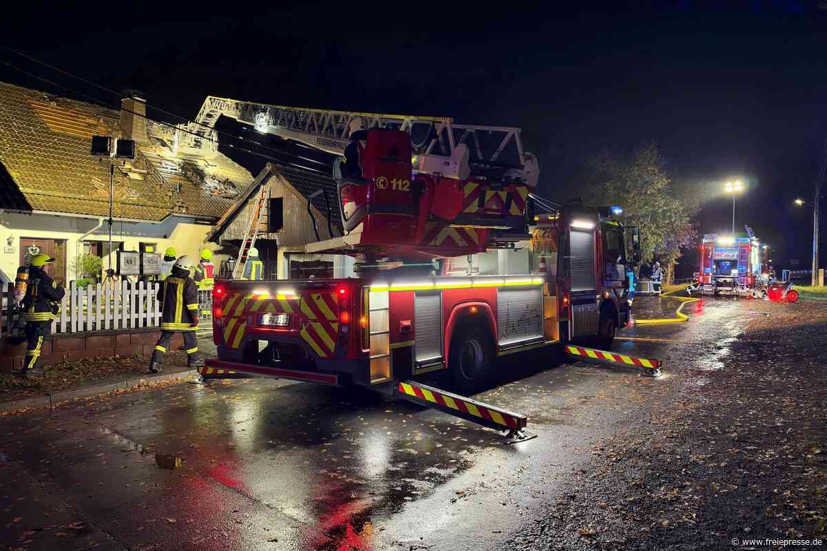 Familie obdachlos: Großbrand im Vogtland vernichtet Garage, Carport und Wohnhausdach