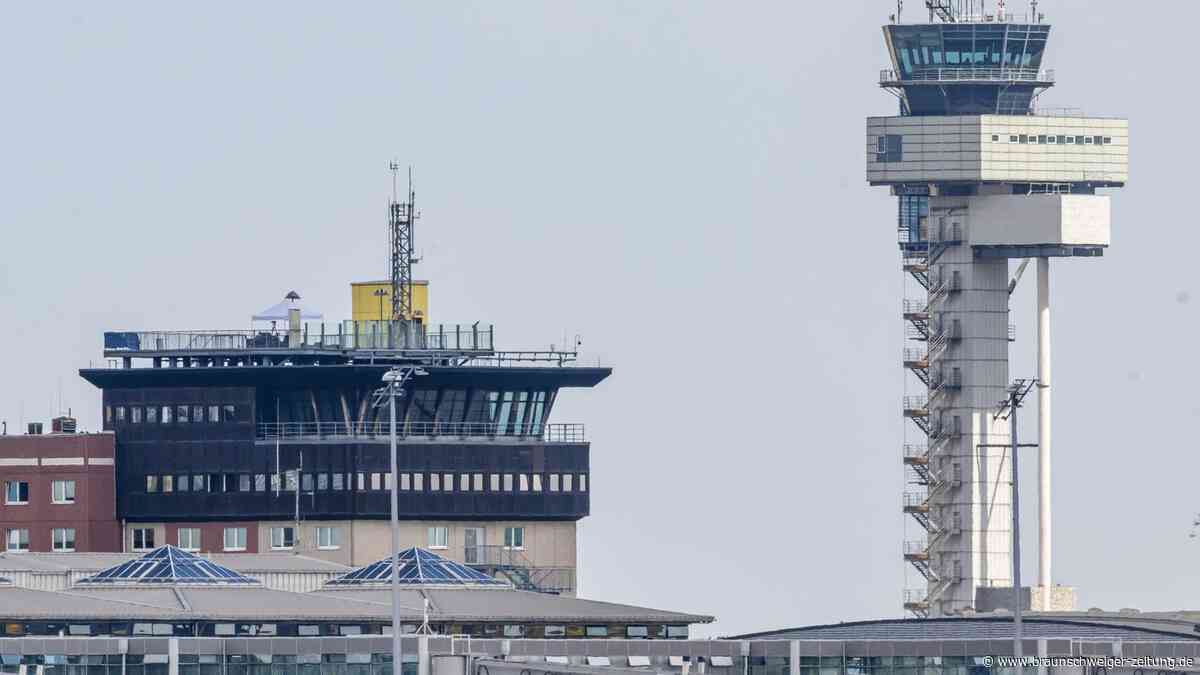 Polizeieinsatz am Flughafen Leipzig: Zaun womöglich von Auto durchbrochen