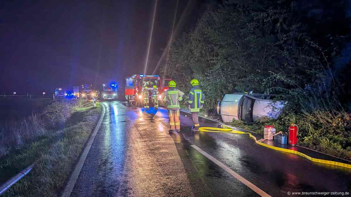 Auto landet seitlich bei Frellstedt im Graben – Passanten befreien Fahrer