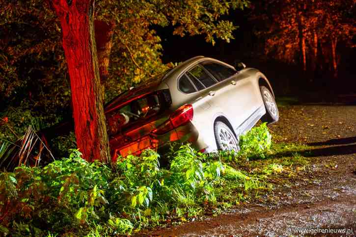Auto slipt, ramt bestelbus én paal — zelfde straat uur later opnieuw raak