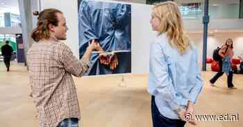 TU/e-studenten Evan en Janna zijn enthousiaste gidsen in expo World Press Photo