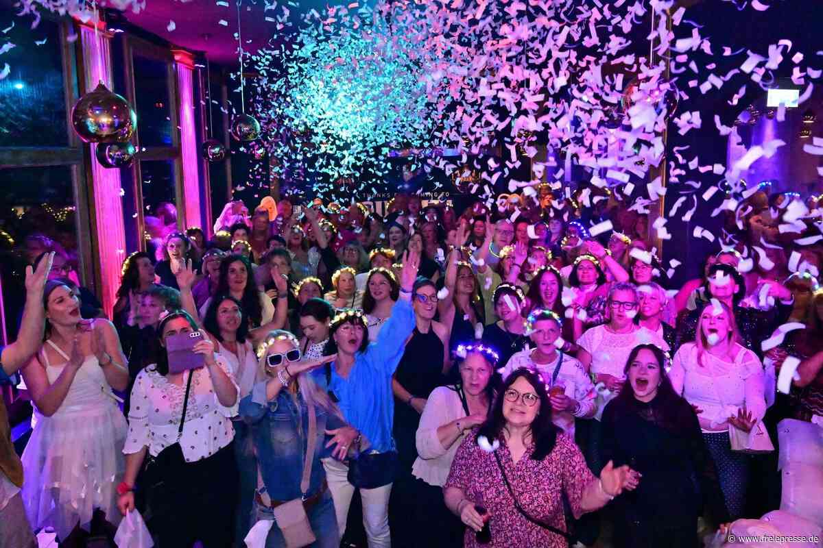 „Wie heiser seid ihr morgen?“ 300 Fans singen in Zwickau Abba-Hits, bis die Stimme weg ist