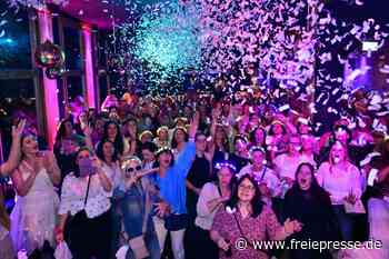 „Wie heiser seid ihr morgen?“ 300 Fans singen in Zwickau Abba-Hits, bis die Stimme weg ist