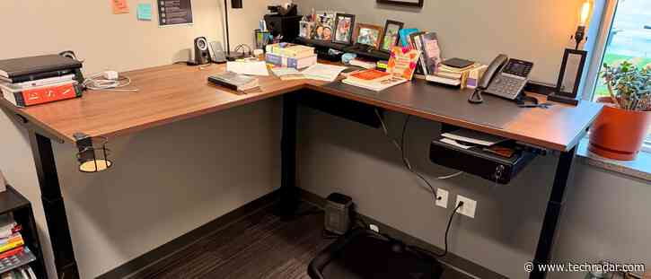 Uplift V3 L-shaped standing desk review