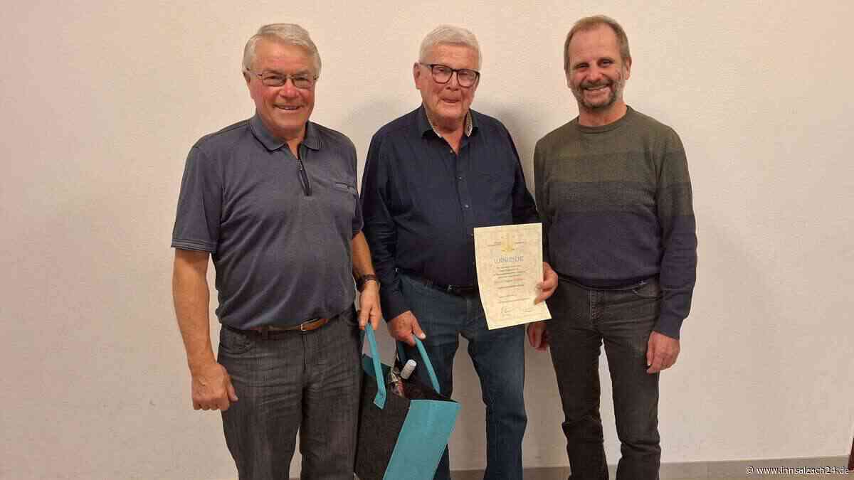 Freude am Singen ungebrochen: Männergesangsverein Zangberg ehrt Jürgen Fiebiger für 65 Jahre Treue