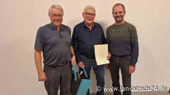Freude am Singen ungebrochen: Männergesangsverein Zangberg ehrt Jürgen Fiebiger für 65 Jahre Treue