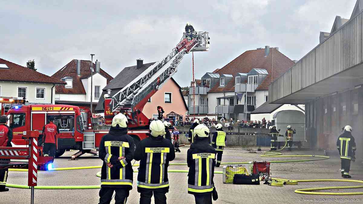 Großübung und neue Halle: Neuburger Feuerwehr zeigt ihr Können und schafft Platz für die Zukunft
