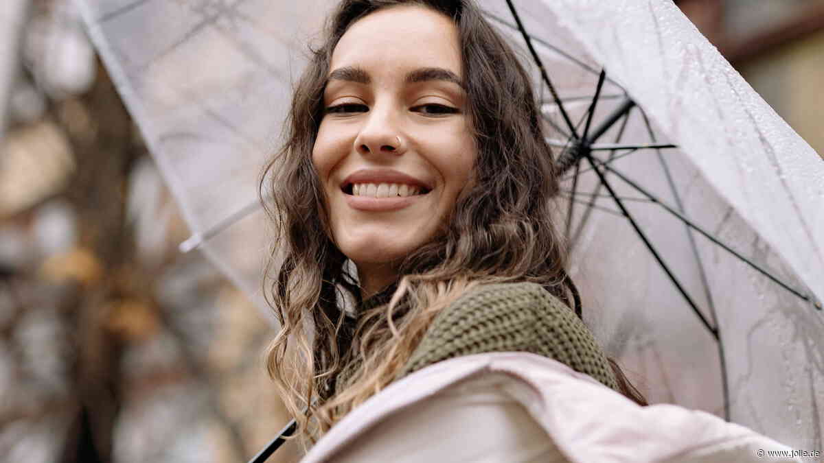 Frizz stoppen: 5 Profi-Tipps für seidiges Haar bei Wind und Wetter