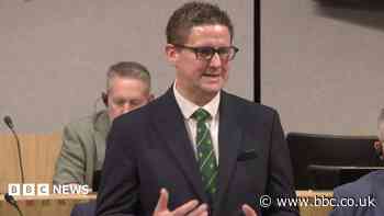 Reform politician says smart glasses help him make speeches in Wales' parliament