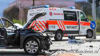 Pkw stoßen in Jenfeld frontal zusammen – 46‑Jährige muss aus Auto befreit werden