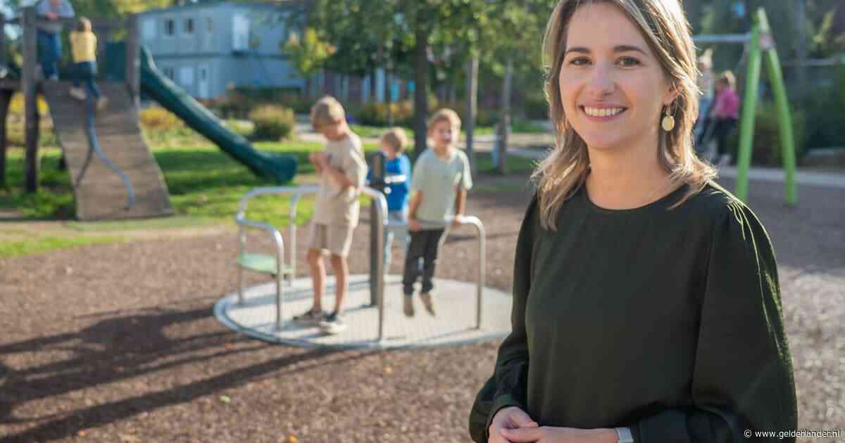 Terwijl kinderen spelen op dit schoolpleintje wordt er ‘gewoon’ gerookt: ‘Dat kan toch toch niet’