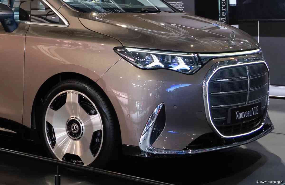 Oeps: kind rijdt Mercedes dwars door eigen beursstand in Parijs