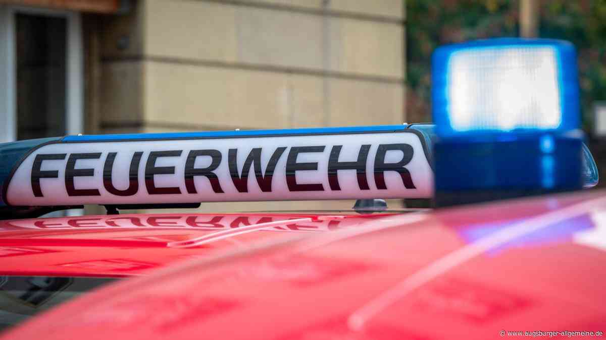 Feuerwehreinsatz im Gewerbegebiet: Auto fängt während der Fahrt plötzlich an zu brennen