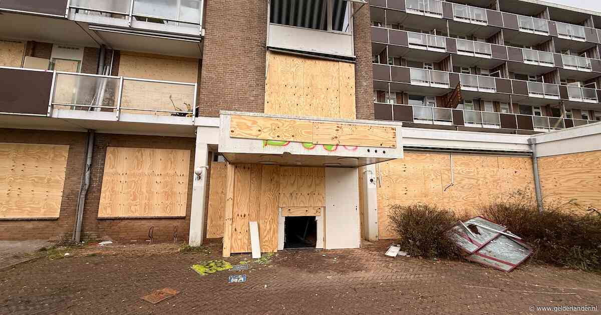 Gat gezaagd in voordeur Paasbergflat, die juist werd dichtgetimmerd na ontruiming