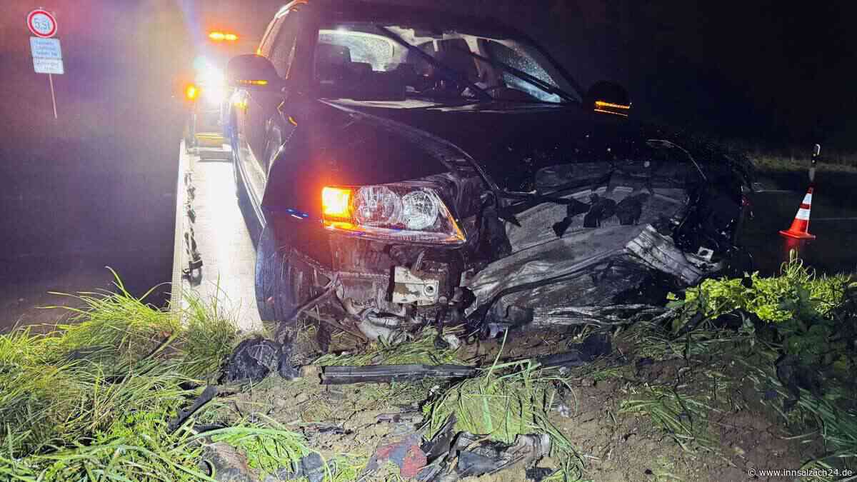 Audi kommt bei Amerang von Kreisstraße ab und knallt gegen Böschung – Fahrer verletzt