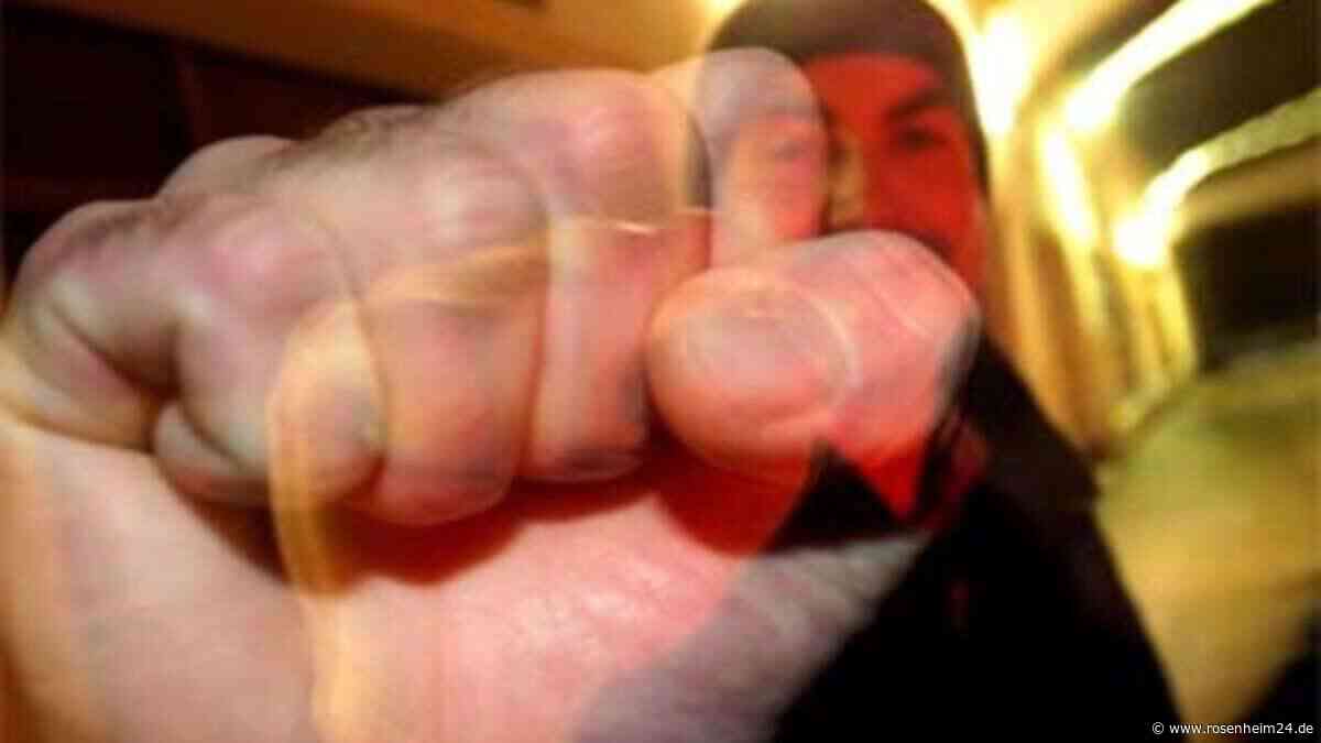 Nach Taxi-Streit und Busengrapscher: Zahlreiche Personen prügeln sich in Kufsteiner Straße