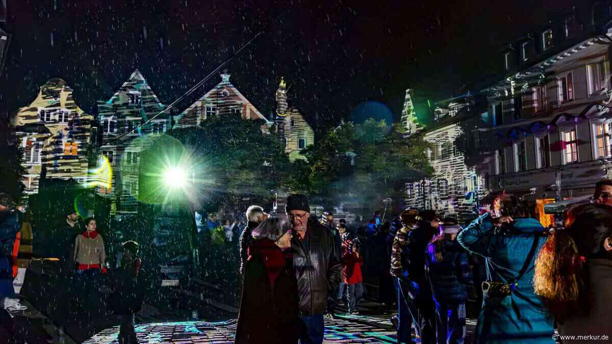 Die Altstadt leuchtet: Viele tausend Besucher feiern Lichtkunst-Festival