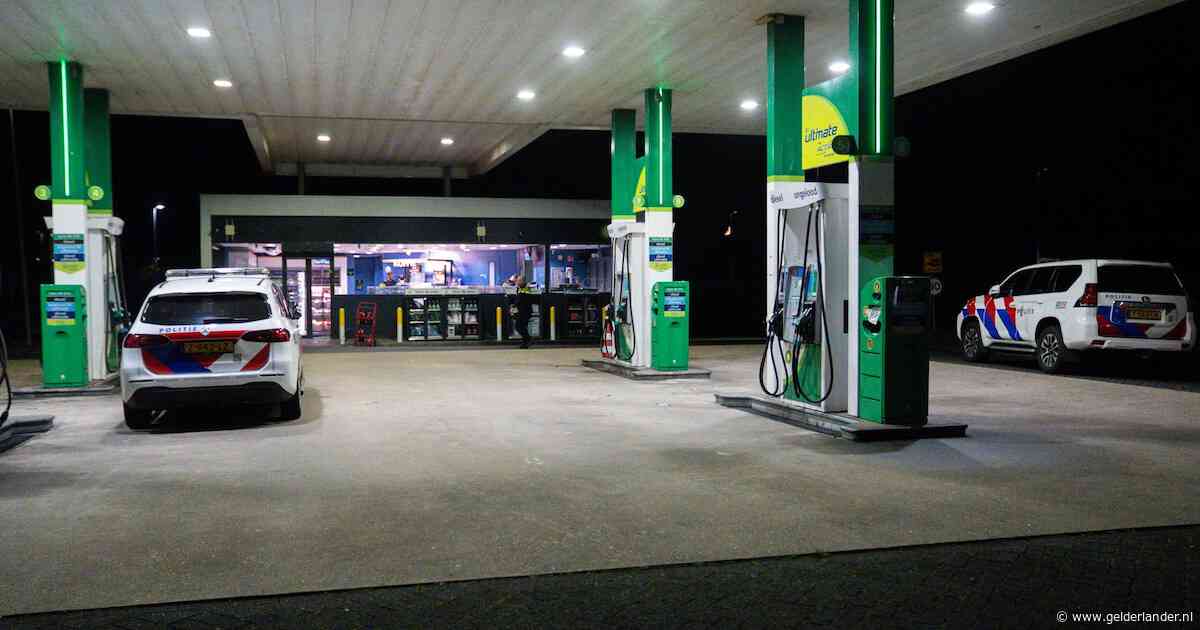 Poging tot gewapende overval brengt agenten naar Arnhems tankstation, zoektocht naar verdachten gaat verder