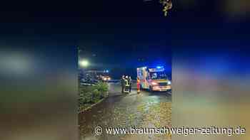 Unfall bei Osterode am Harz: Transporter prallt frontal gegen Baum