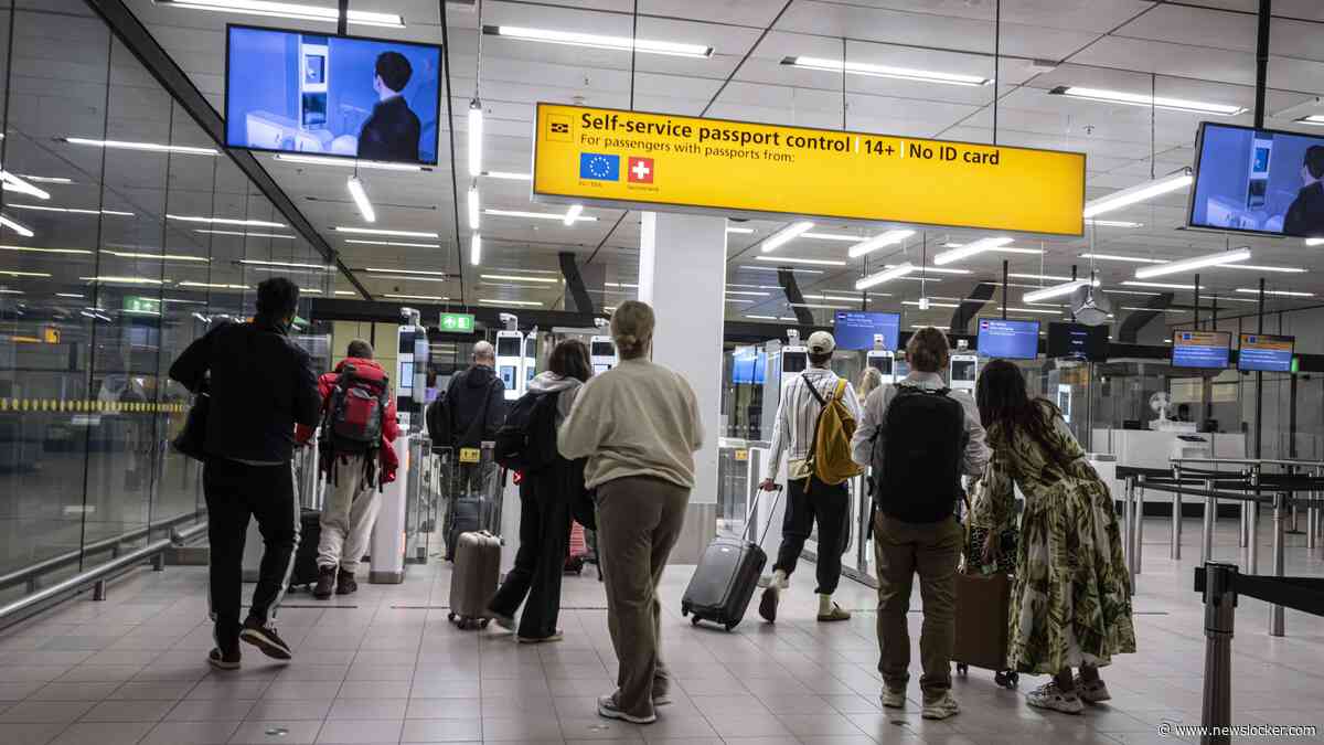 Moeders met kinderen eerst bij storing paspoortcontrole op Schiphol