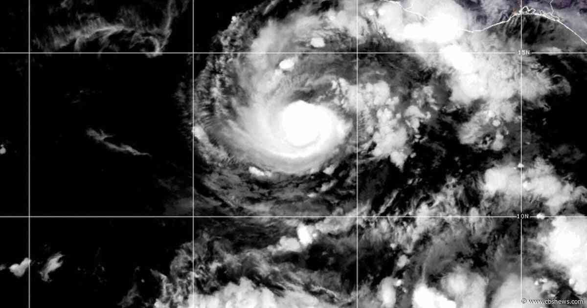 Hurricane threatens to bring flooding, mudslides to Mexico's Pacific Coast