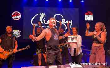Watch: MUDVAYNE's CHAD GRAY Celebrates 55th Birthday Onstage In Clearwater