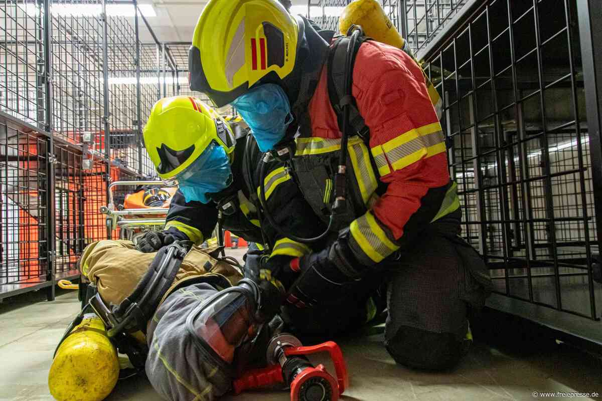 Feuerwehren im Erzgebirge üben mit tschechischen Kameraden für Ernstfall